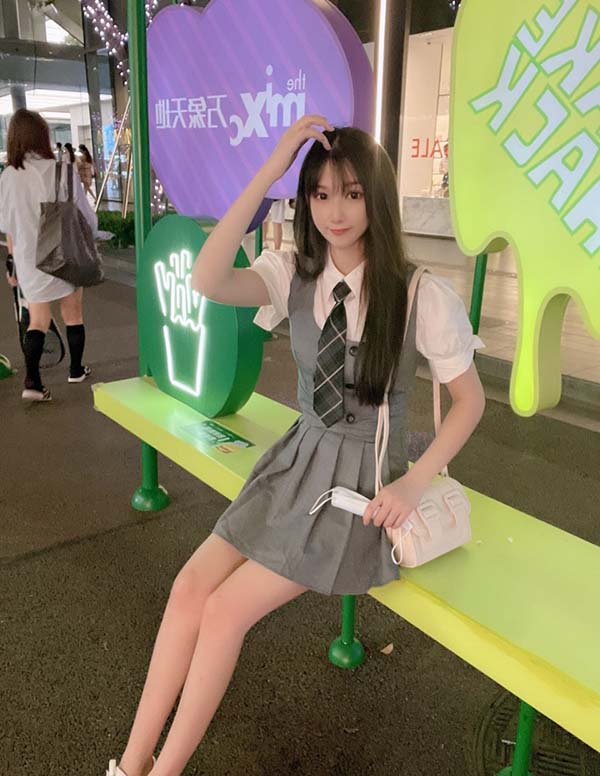 巴黎伴游大学生